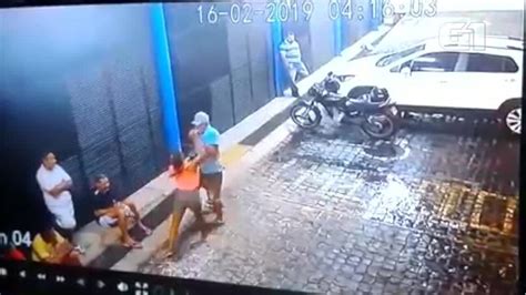 vídeo mostra o momento em que mulher é retirada de dentro da própria casa e executada a tiros pelo p